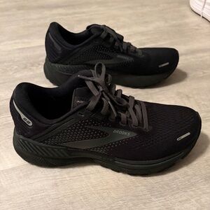 BROOKS WOMEN’S BLACK ADRENALINE GTS 22, size 6-1/2